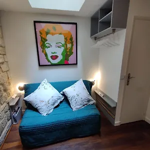 Romantic Tiny House Inside Montmartre France